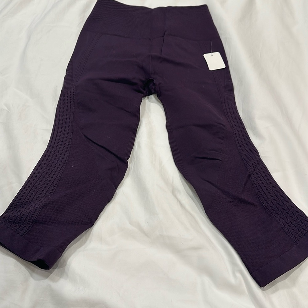 Like new Lululemon burgundy Capri